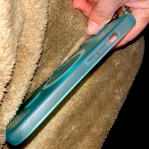 iPhone 13 mag charger case - Picture 3 of 3